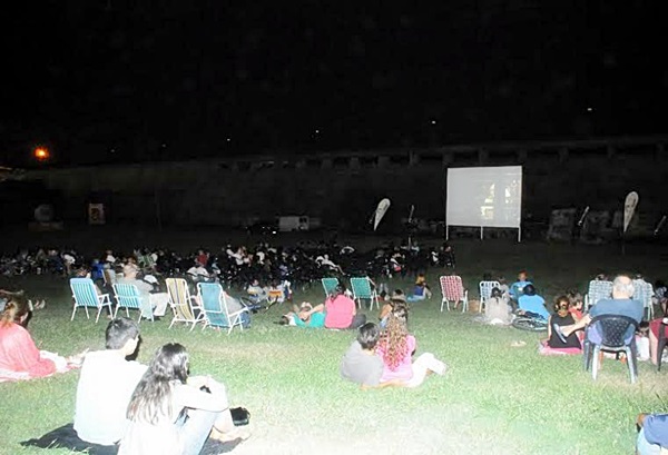 Vecinos disfrutaron de una nueva funcin de Cine bajo las estrellas