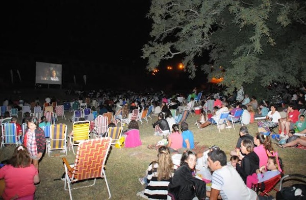 Una multitud disfruto de una nueva funcin del ciclo Cine bajo las Estrellas