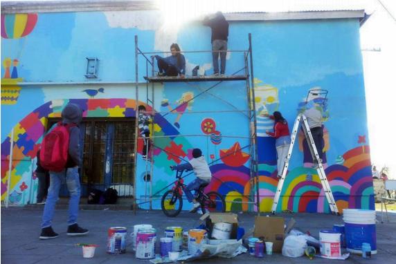 Profesora y estudiantes del IPAT realizaron un mural para la Escuela del Barrio Tunitas