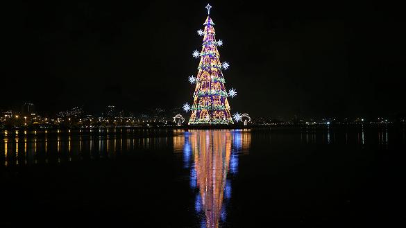 Ro enciende el rbol flotante mas grande del mundo