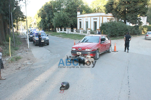 Mujer con heridas leves en choque entre auto y moto