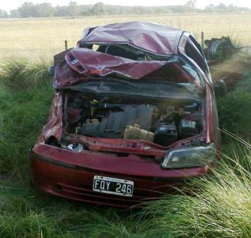 Volc un auto en la Ruta 29